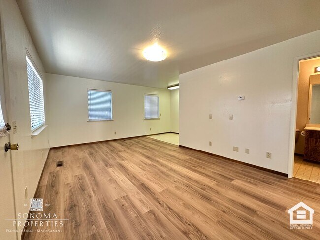 Building Photo - Spacious 4+BD/3BA Two-Story Home with Expansive Yard