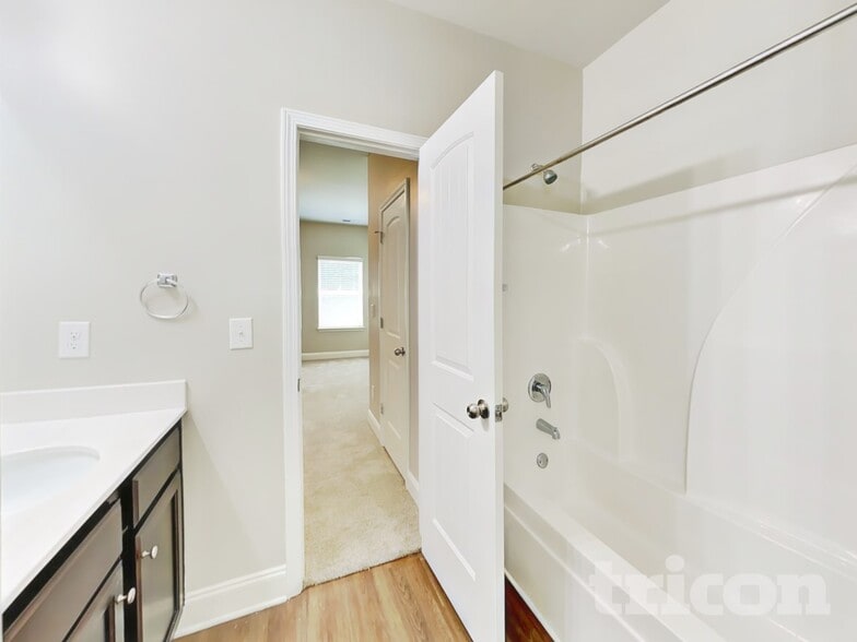 Building Photo - 301 Scenic View Ln