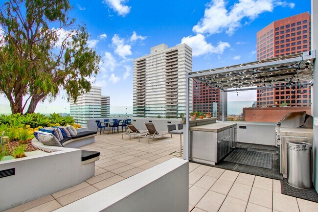 Building Photo - 1168 S Barrington Ave