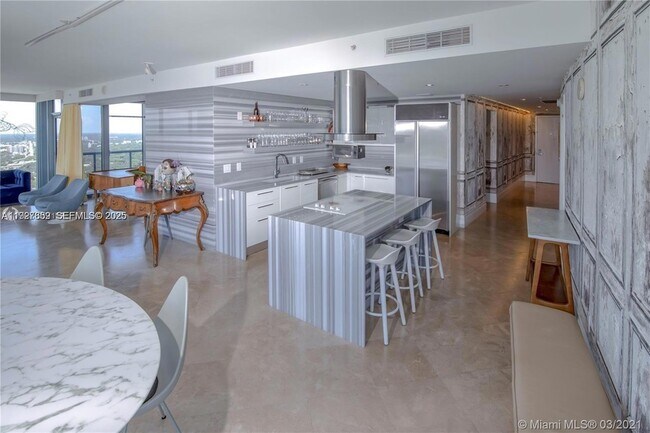 Building Photo - 601 NE 36th St