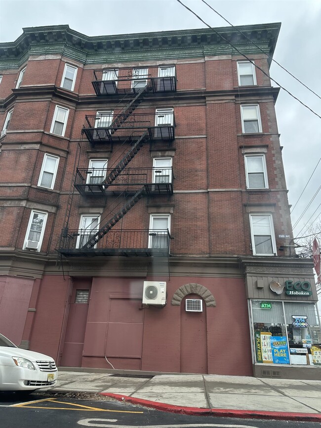 Primary Photo - 1042 Park Ave