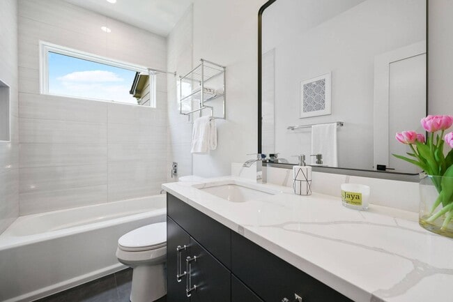Building Photo - Premium Central Austin New Construction