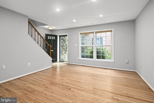 Building Photo - 2514 S Walter Reed Dr