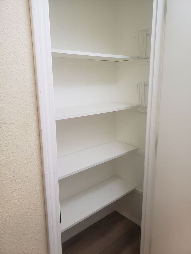 Building Photo - Adorable One-Level House with Huge Backyard in Vancouver!