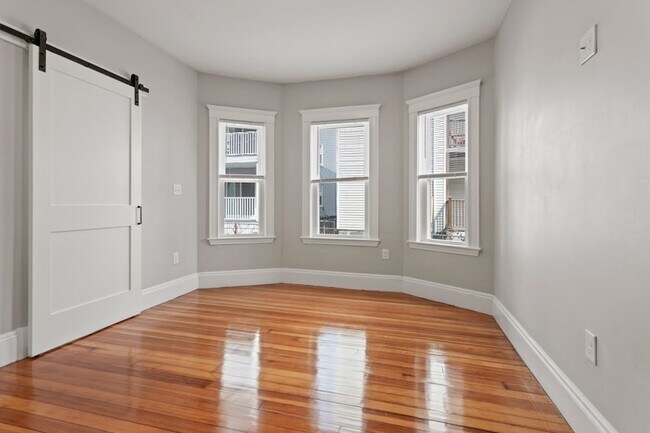 Building Photo - 68 Saxton St