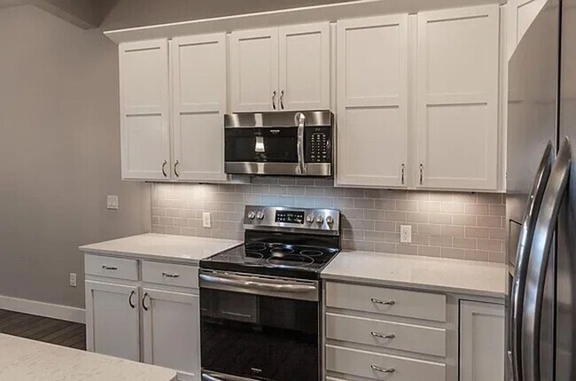 Building Photo - Great Townhouse in Windsor