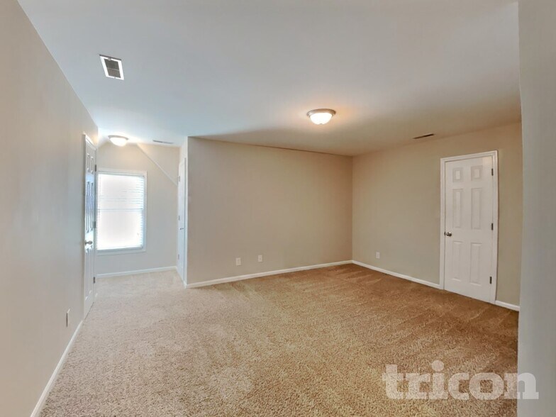 Building Photo - 703 Maple Ct