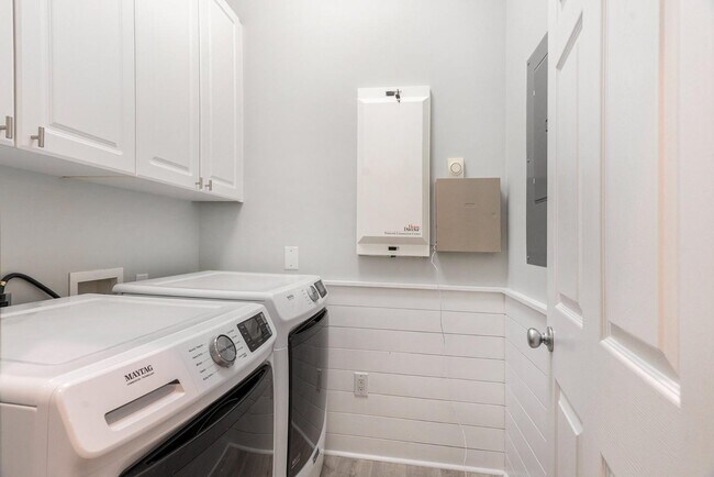 Building Photo - 200 N Ladd Ct