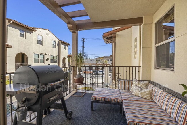 Building Photo - 569 E Montecito St