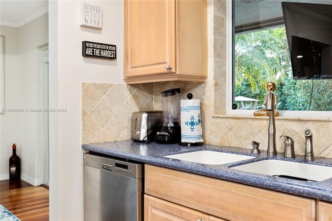 Building Photo - 418 SE 3rd Terrace