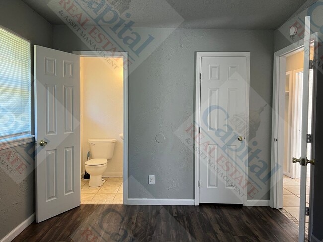 Building Photo - Large 4 Bedroom Home