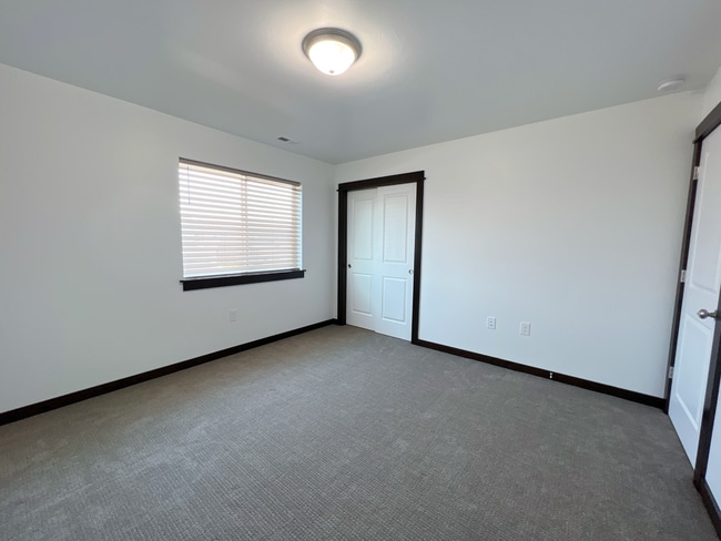 Building Photo - 3 Bedroom 2.5 Bath unit with Garage