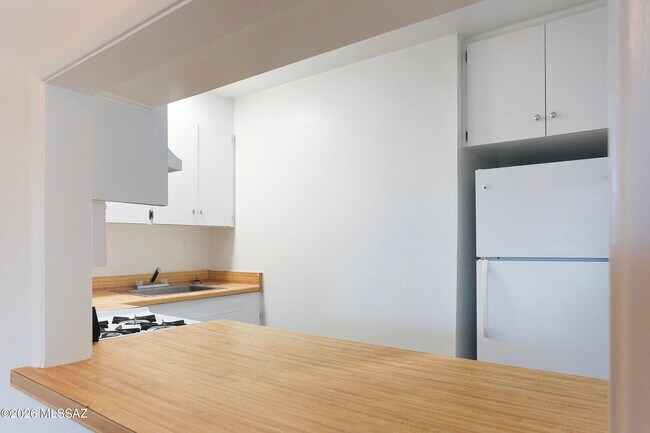 Building Photo - 565 N Macnab Dr