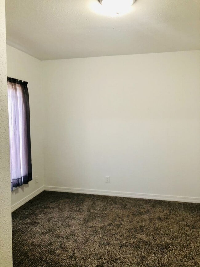 Building Photo - Loves Park 4 Bedroom