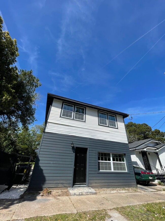 Building Photo - Charming Upstairs 2/1 - Available Now!