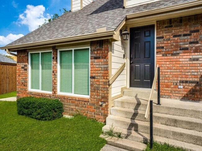 Building Photo - 2401 Brooke Ct
