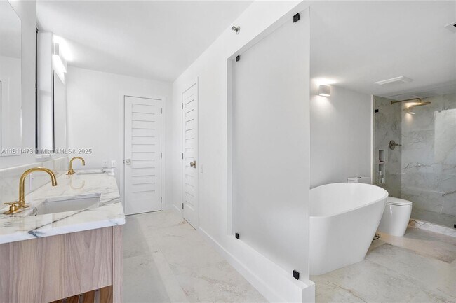 Building Photo - 2575 S Bayshore Dr