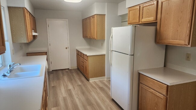 Building Photo - 3 bed, 2 bath - Spacious upstairs duplex on the Boise Bench!