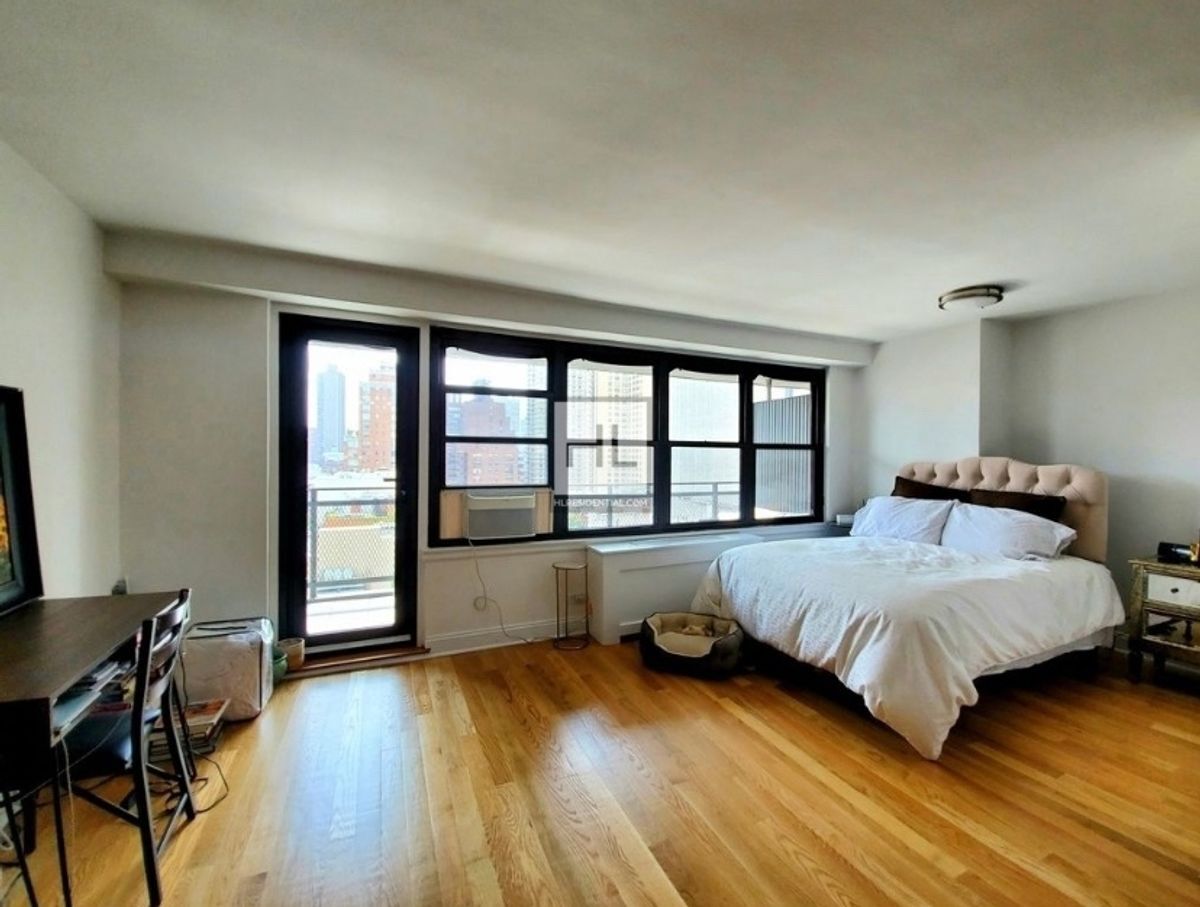 Building Photo - E 82 St