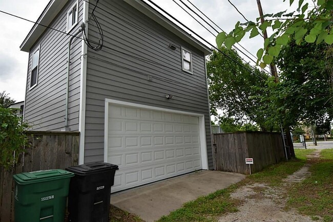 Building Photo - 304 Vincent St