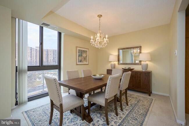 Building Photo - 2300 Pimmit Dr