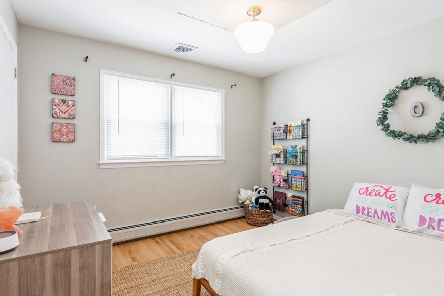 Bed 2 - 216 Holly Street
