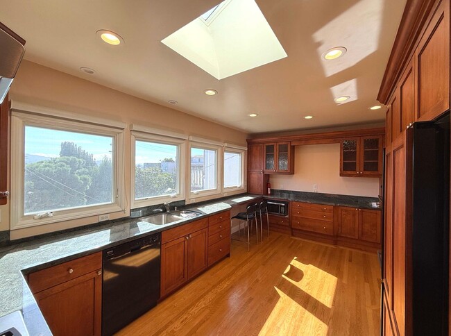 Building Photo - UPDATED BRIGHT 2000sf 4BR/2BA Monterey Hei...