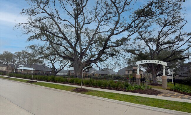 Building Photo - 1606 N City Oaks Ln