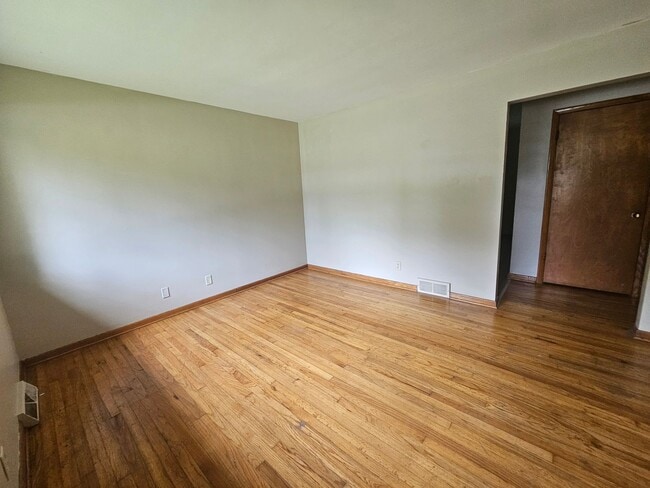 Building Photo - 2 Bedroom 1 Bath Duplex Kent.