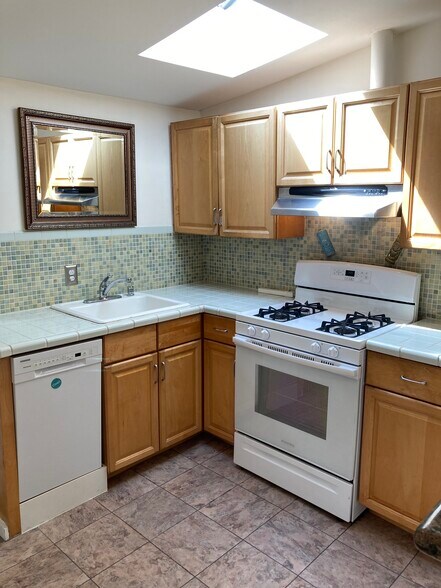 bright kitchen + skylight - 436 Anderson St