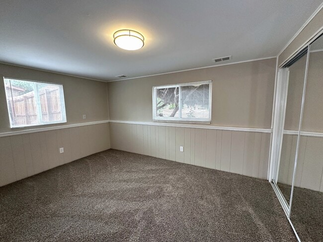 Building Photo - 431 S Victor Way
