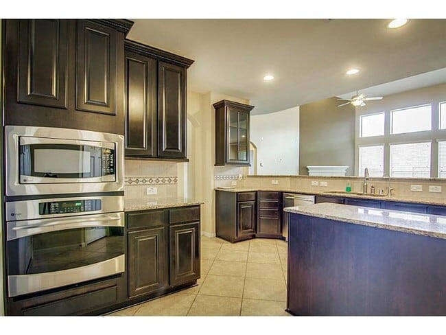 Building Photo - 10207 White Pines Dr