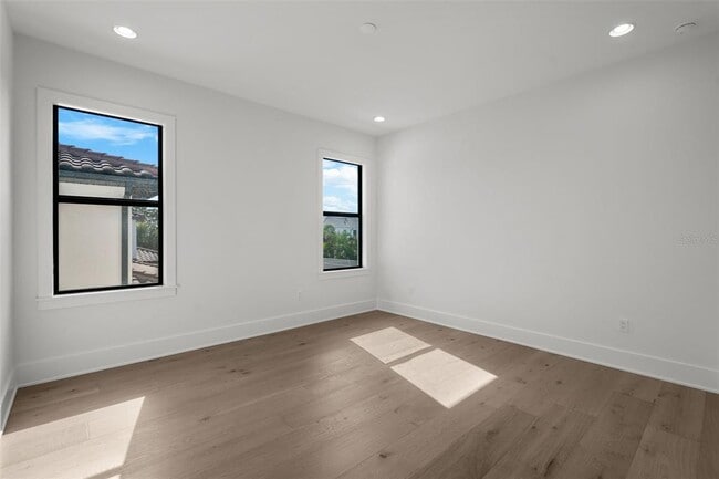 Building Photo - 5024 W Dickens Ave