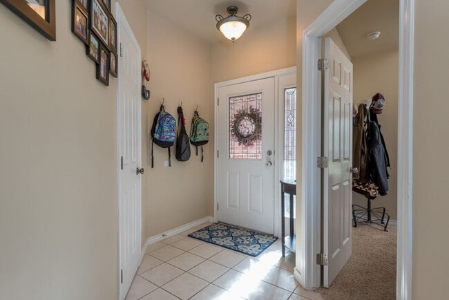 Building Photo - Available August 2026! Beautiful 4 Bed, 2 Bath in a Fantastic Location!