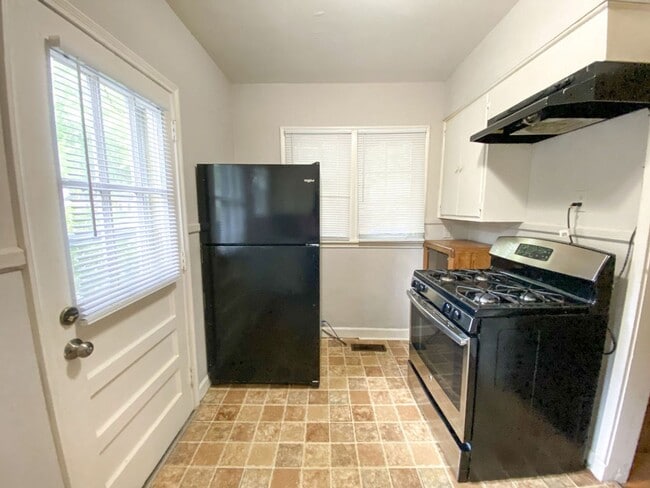 Building Photo - 3 bed, 1 bath by the University of Memphis