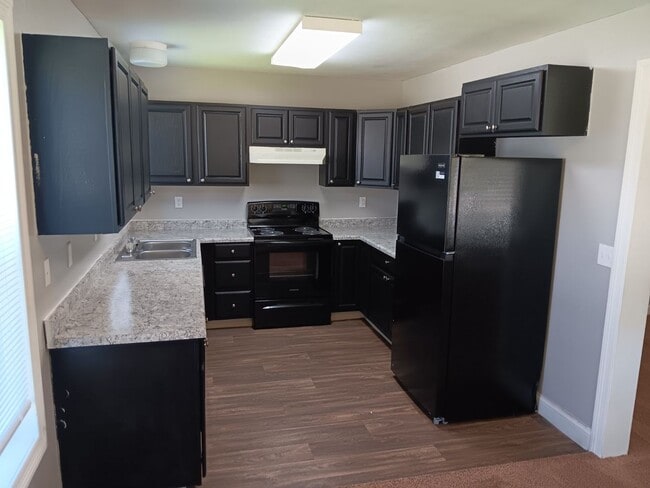 Building Photo - 4 Bed / 2 Full Bath House with Attached Garage — Brand-New Appliances - Built 2006