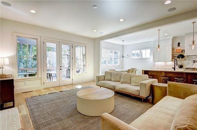 Building Photo - 1268 Hayes Dr SE