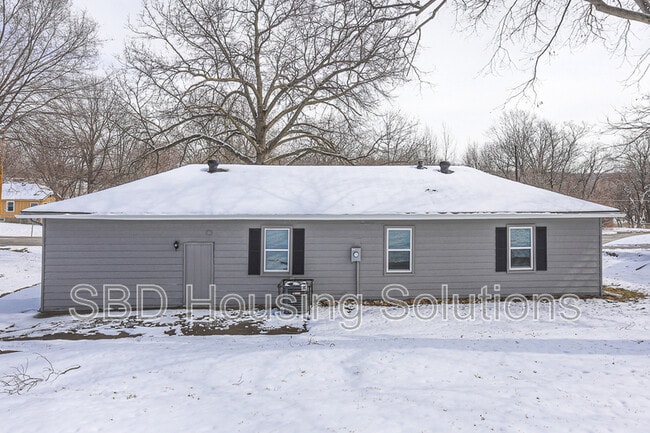 Building Photo - 312 N Ash Ave