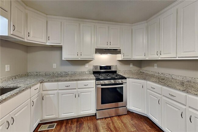 Building Photo - 600 Glendale Forest Dr