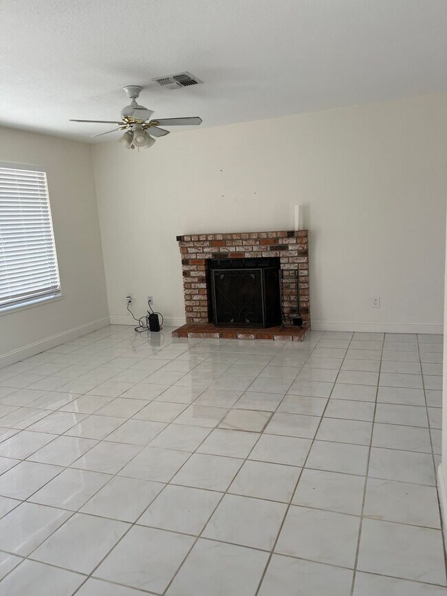 Building Photo - 311 Yosemite Dr