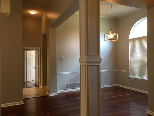 Building Photo - Ewing Place in Arlington! Pets are allowed, fees apply! Fenced in back yard!
