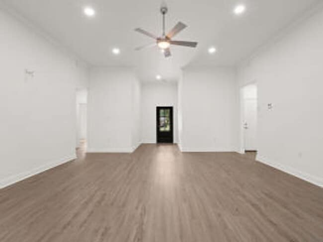 Building Photo - 308 W Schweitzer Ave