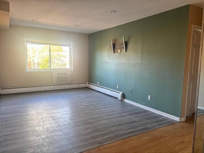 Building Photo - 1292 Richmond Ave