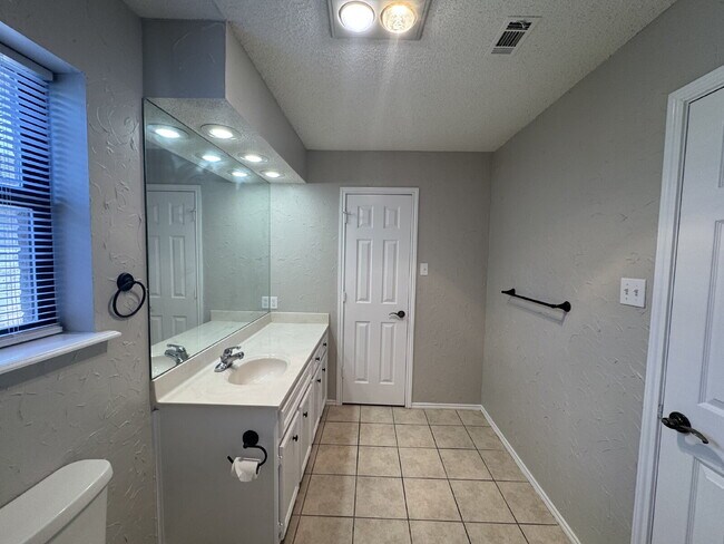 Building Photo - Stunning 3-Bedroom Haven with Cozy Firepla...