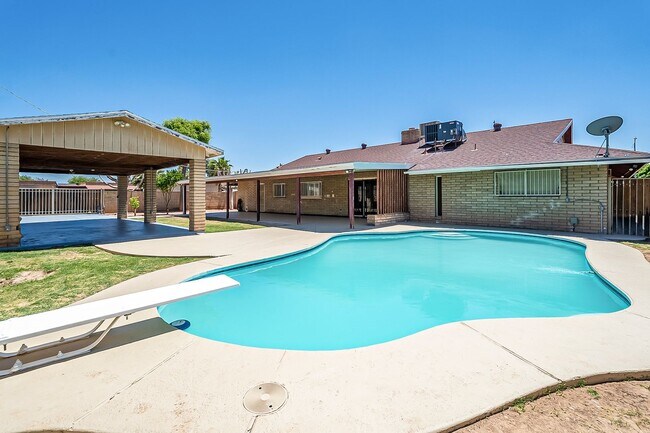 Building Photo - Move in Ready! 3 Bedrooms, 3 Bathrooms & P...