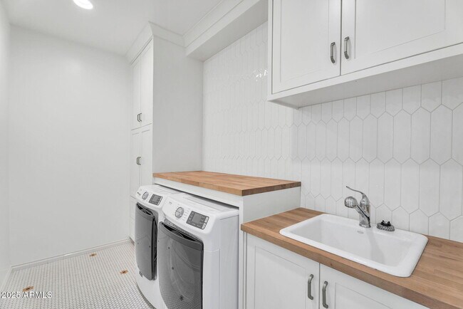 Building Photo - 4901 E Amelia Ave