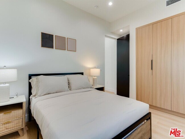 Building Photo - 5929 Hesperia Ave