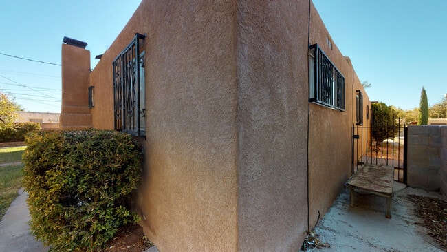 Building Photo - UPTOWN 3/BD 2/BA 1/CP WORKSHOP