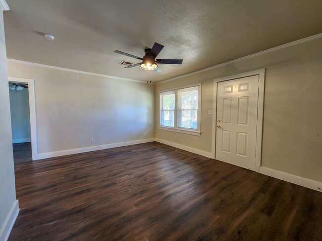 Building Photo - Newly Renovated 3 bedroom 1 bath home in S...