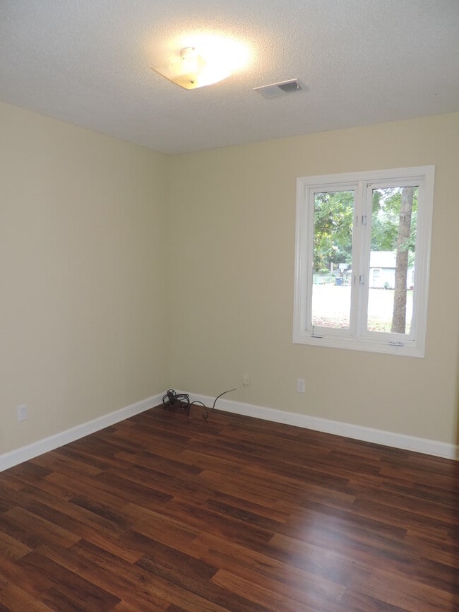 Building Photo - One story with 3 beds and 2 bath ranch hom...